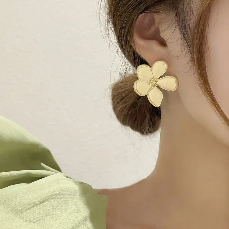 Gold Color Matte Texture Metal Flower Retro Earrings for Women  Fashion Party Jewelry Gifts 2024