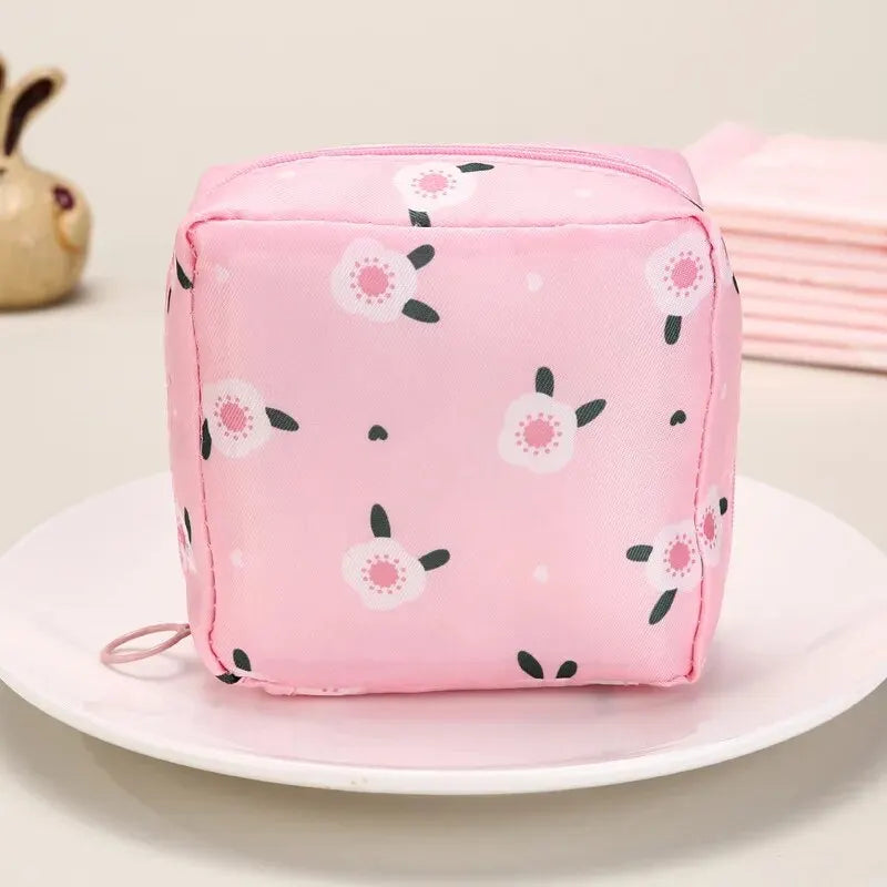 Cute cartoon sanitary pad storage bag for girls' menstrual period, portable aunt bag, sanitary pad storage, large capacity small